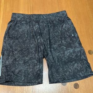 Men’s Kenneth Cole lightweight 4 way stretch water repellent shorts size Medium